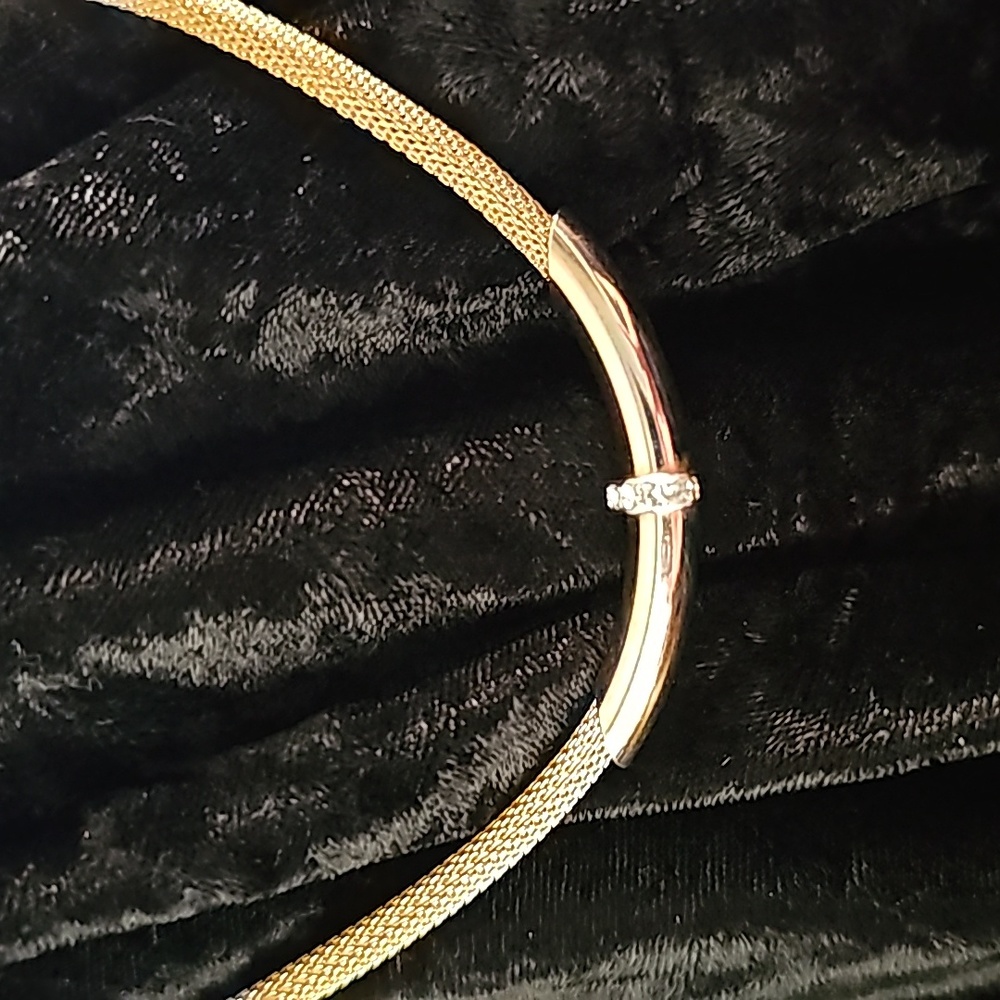 Ladies Goldtone vintage Necklace signed Avon